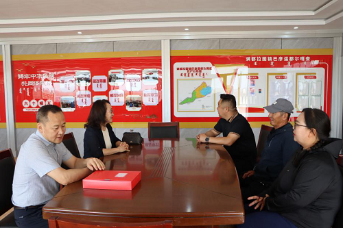 旗人大常委会党组书记、主任刘鸿雁深入满都拉图镇巴彦温都尔嘎查对党纪学习教育开展情况调研指导