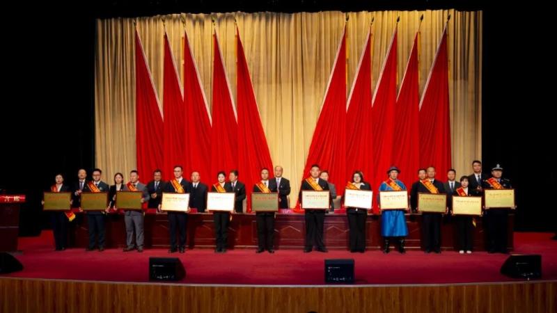 苏尼特左旗召开民族团结进步表彰大会