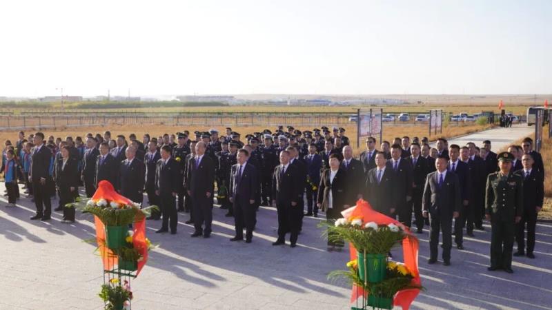 苏尼特左旗举行2025年烈士纪念日向人民英雄献花篮仪式